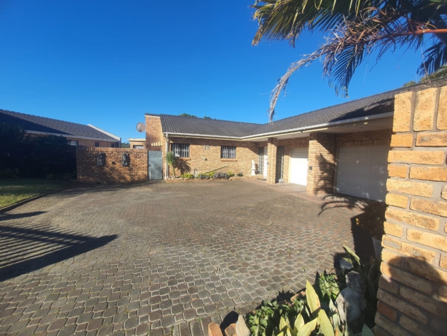 To Let 4 Bedroom Property for Rent in Beacon Bay Eastern Cape